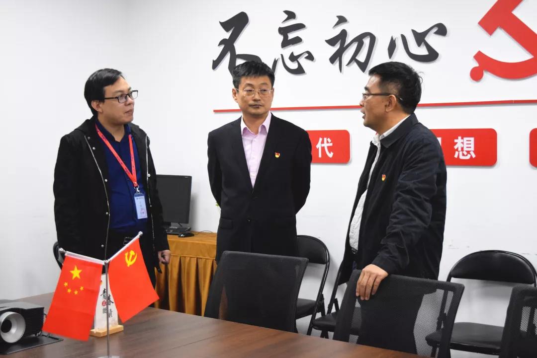 中共安陽(yáng)市委網(wǎng)信辦主任路玉軍、副主任王曉萌等一行人蒞臨安陽(yáng)青峰網(wǎng)絡(luò)指導(dǎo)工作
